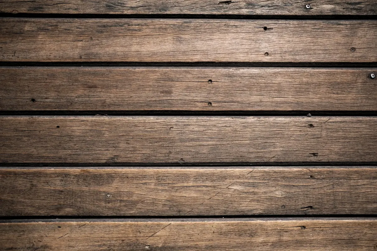 Green Oak vs Seasoned Oak: Which Should You Use for Furniture and Framing?